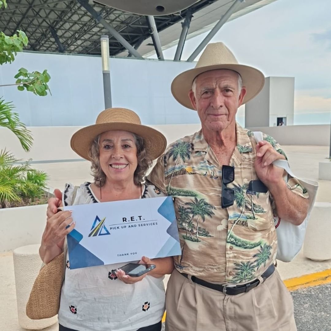 Happy traveler RET Pickups private transfer Cancún