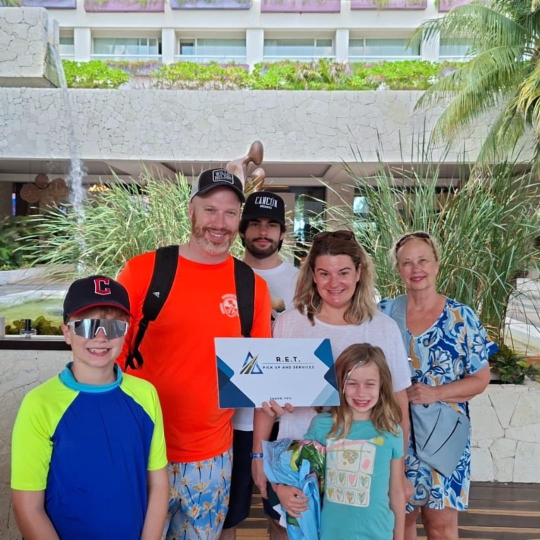 Happy traveler RET Pickups private transfer Cancún