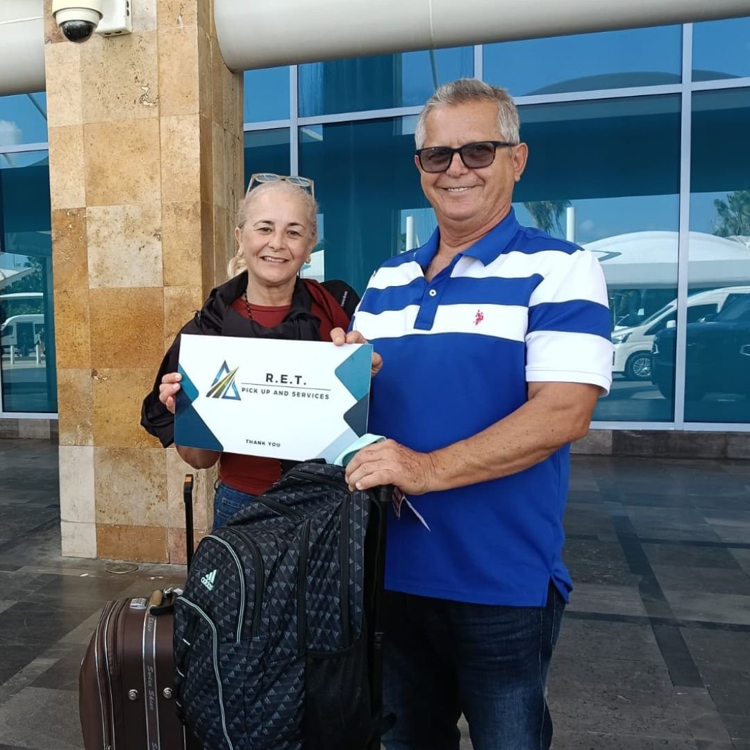 Happy traveler RET Pickups private transfer Cancún