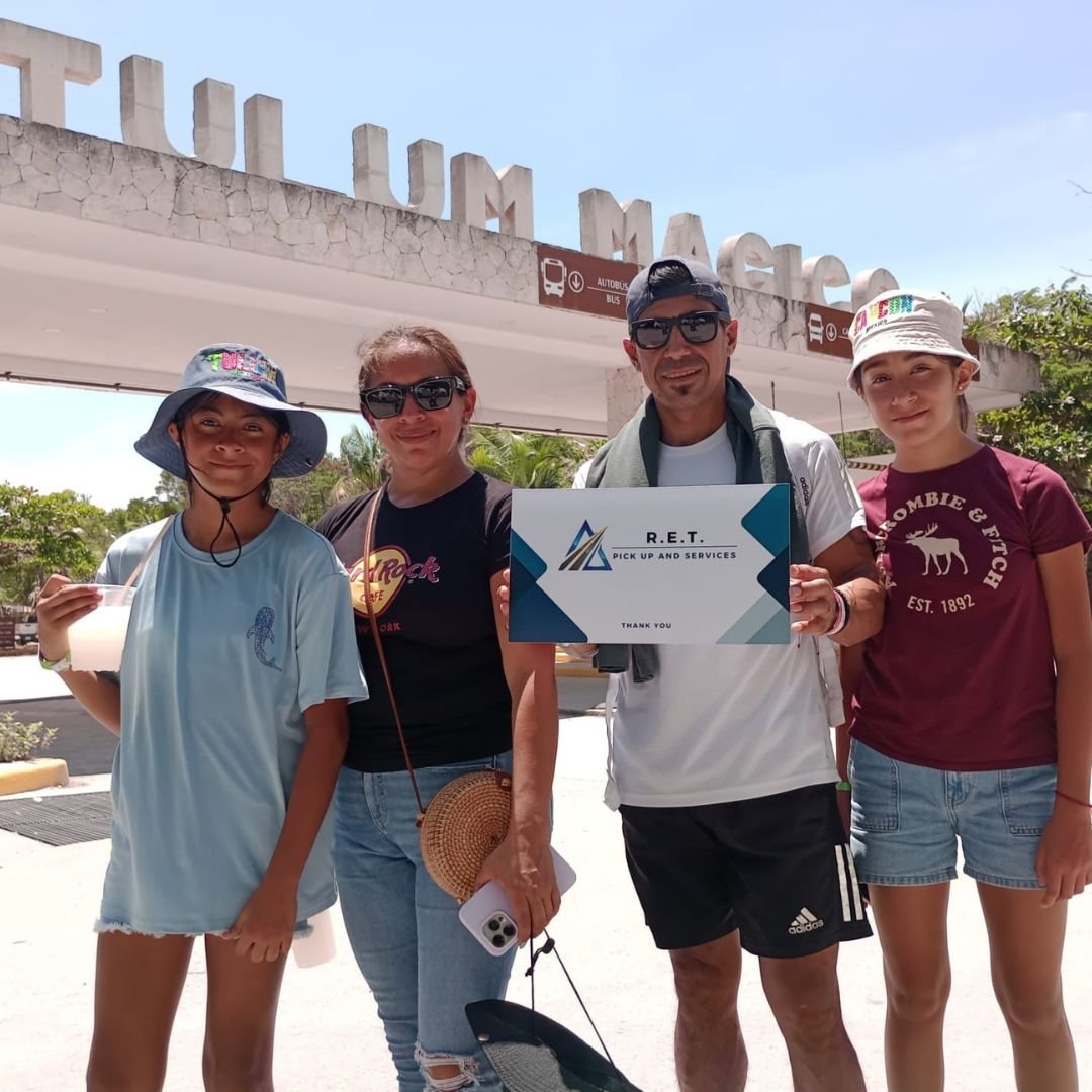 Happy traveler RET Pickups private transfer Cancún