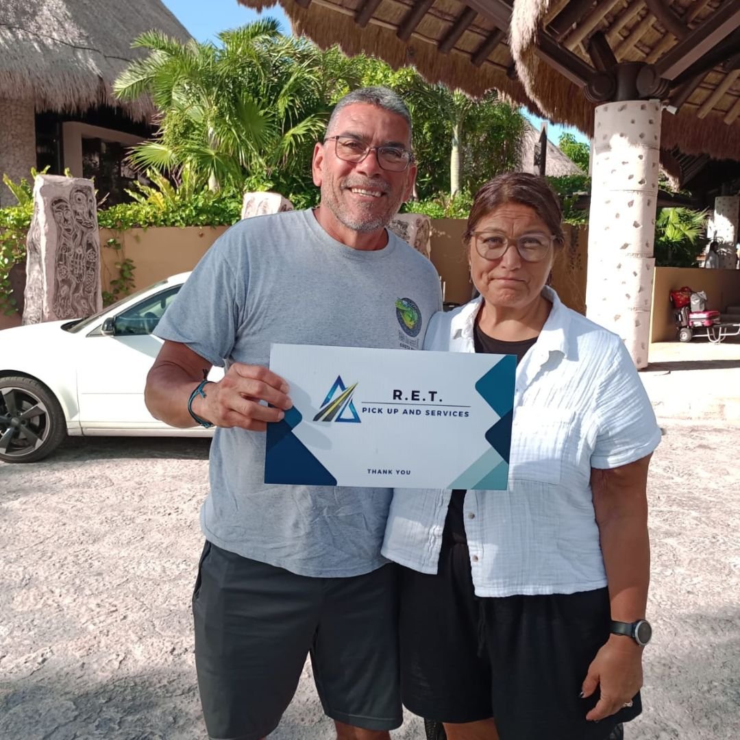 Happy traveler RET Pickups private transfer Cancún