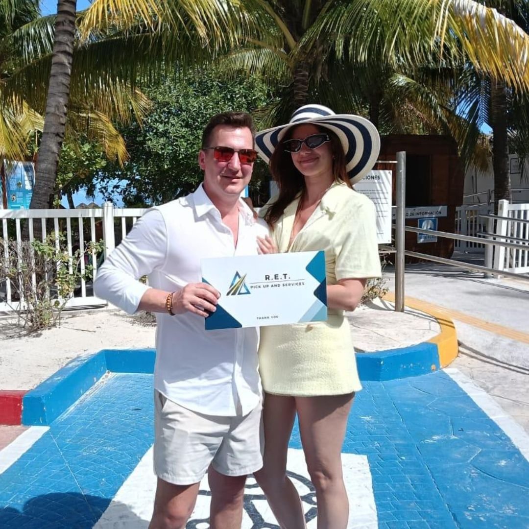 Happy traveler RET Pickups private transfer Cancún
